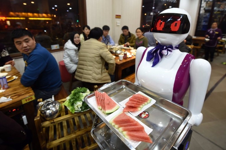 Garçom robô serve frutas em restaurante de Xuchang, na China ***  ****