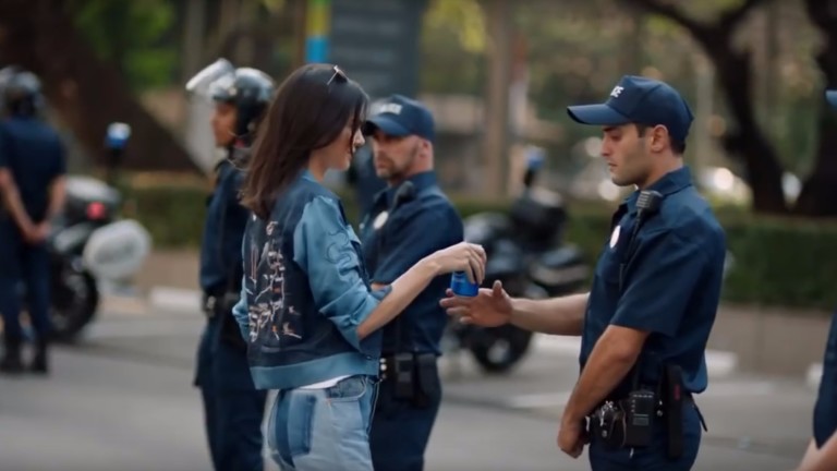 Propaganda da Pepsi com a modelo Kendall Jenner causa indignação nas redes sociais