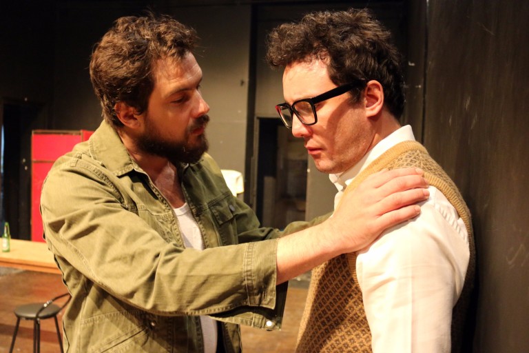 Os atores Sérgio Guizé e Carcarah interpretam dois irmãos em "Oeste Verdadeiro"
