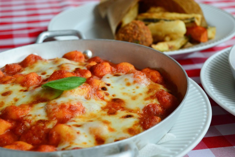 Nhoque de batatas ao pomodoro gratinado com mozarela de búfala da Trattoria Itália *** ****