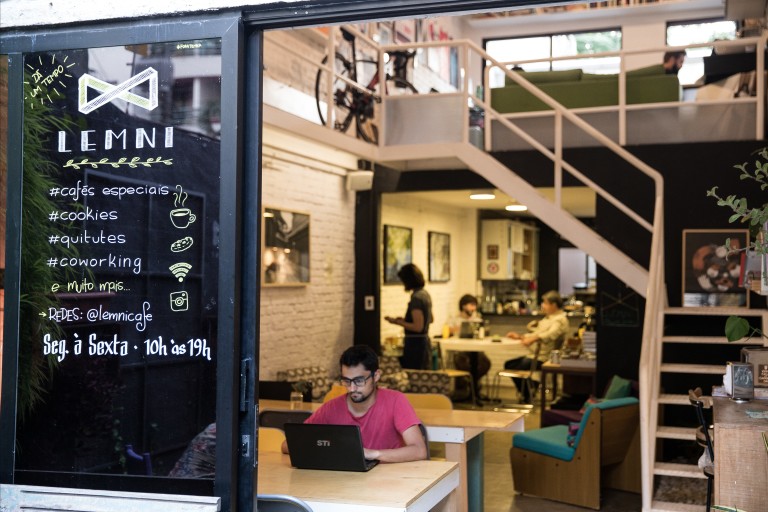 No Lemni Café, paga-se para usar o espaço: a primeira meia-hora sai por R$ 12