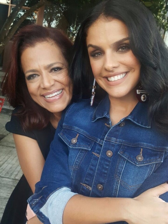 A atriz Paloma Bernardi e a mãe, Dil 