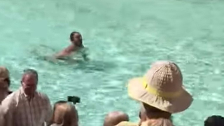 Homem nada pelado na Fontana di Trevi e choca turistas em Roma
