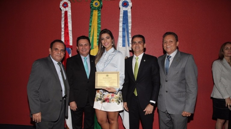 Ex-BBB Vivian recebe certificado de deputados do Amazonas