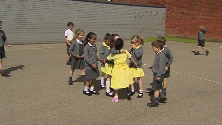 A calorosa reação de colegas no pátio da escola a prótese de menina britânica