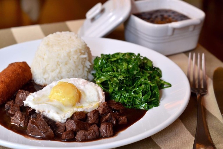Picadinho é uma das opções de prato principal do Riso Cozinha Afetiva, novo restaurante em Perdizes