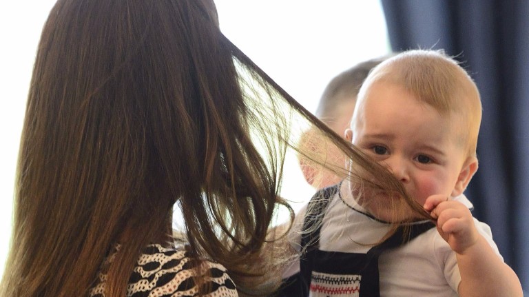 O príncipe britânico George, puxa os cabelos da mãe, a Duquesa de Cambridge, Kate Middleton, durante visita no Palácio do Governo, em Wellington (Nova Zelândia). *** Britain's Prince George plays with