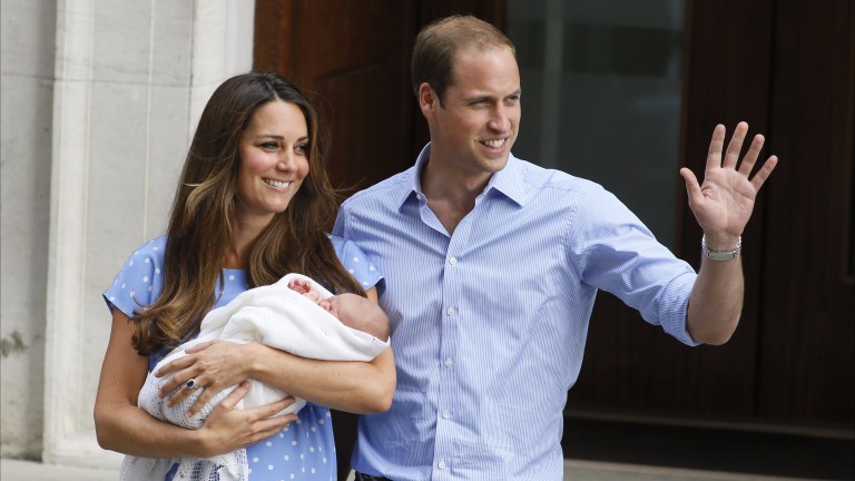 O príncipe William e Kate Middletone, a duquesa de Cambridge, mostram seu filho recém-nascido, George Alexander Louis, durante sua saída do hospital de St. Mary, no centro de Londres, Inglaterra, em 2