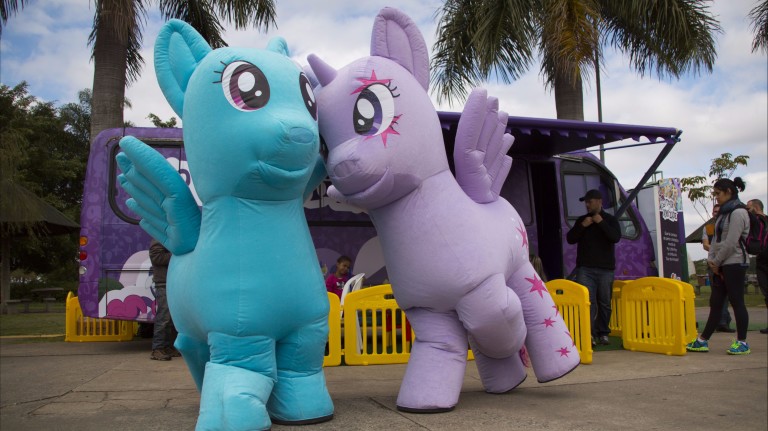Personagens de My Little Pony recebem os pequenos no parque Burle Marx *** ****