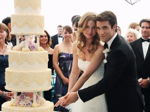 Os personagens Emily e Josh, de Emily Thorne e Daniel Grayson, em seu casamento em 'Revenge'