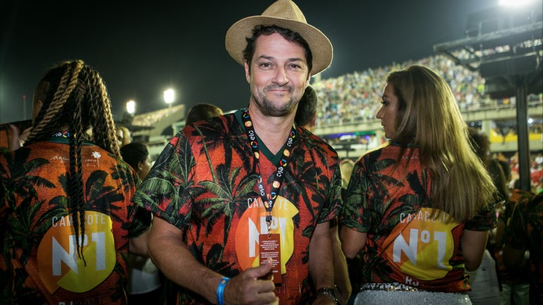 O ator Marcelo Serrado curte Carnaval na Marquês de Sapucaí, no Rio