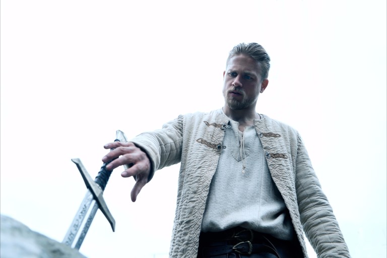 O ator Charlie Hunnam dá vida ao herói de 'Rei Arthur - A Lenda da Espada' *** ****