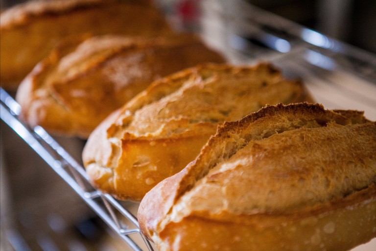 Pãezinhos franceses da Beth Bakery estarão à venda no Chef pela Cura: Pão com Pão, no shopping JK Iguatemi *** ****