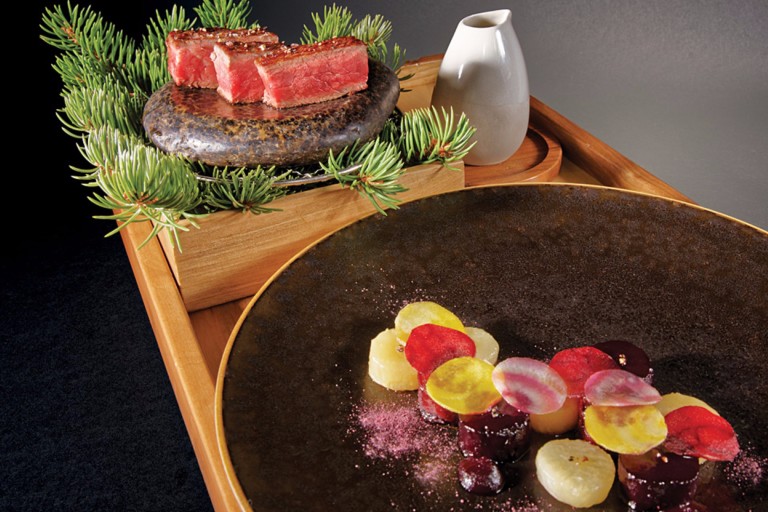 O wagyu defumado e roti, com redução de beterraba em infusão de hibisco é um dos pratos de A Mesa dos Chefs
