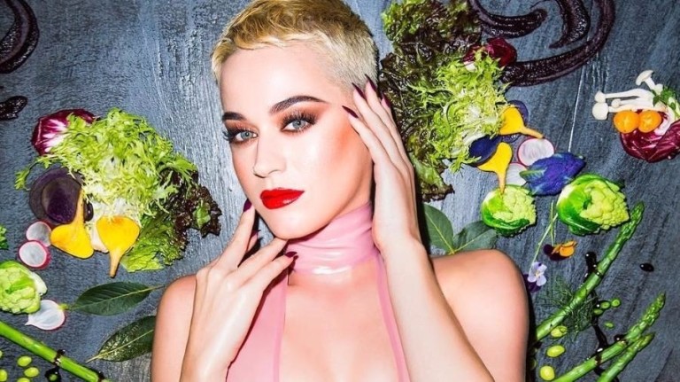 Katy Perry revela foto com cabelos curtinhos para promover seu novo single "Bon Appetit'"
