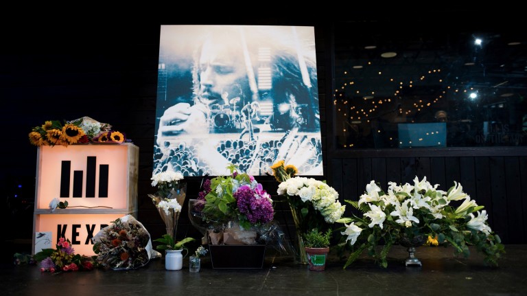 Flores e cartões são deixados em frente a foto de Chris Cornell em Seattle