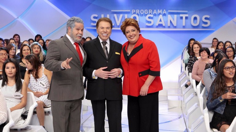 Silvio Santos com os humoristas humoristas Ênio Vivona, imitador de Lula, e Mila Ribeiro, que imitou Dilma Rousseff