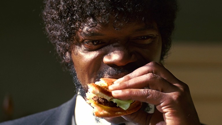 O personagem de Samuel L. Jackson, Jules, come um hambúrguer do Big Kahuna em 'Pulp Fiction'