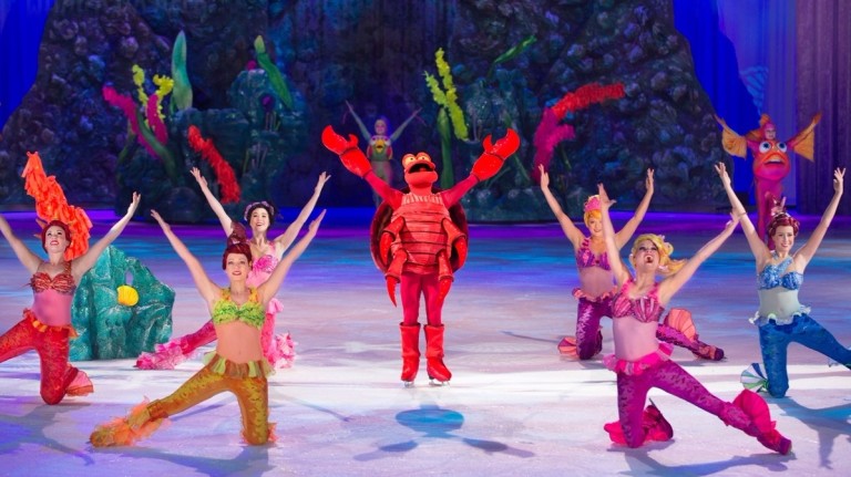 Sebastião, do filme 'A Pequena Sereia', comanda um dos números musicais do 'Disney on Ice'