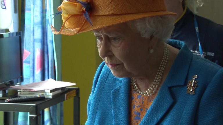 Rainha Elizabeth visitou as vítimas do atentado em Manchester