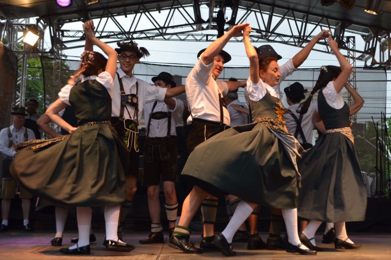 Além de comidas típicas, a festa alemã MaiFest terá apresentações de danças e de música *** ****
