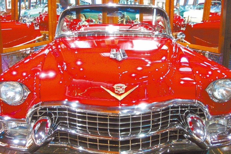 Legenda: ORG XMIT: 340101_0.tif Cadillac conversível exposto no Hollywood Dream Cars, museu de carros antigos, em Gramado (RS). (Thiago Momm/Folhapress) ***  ****