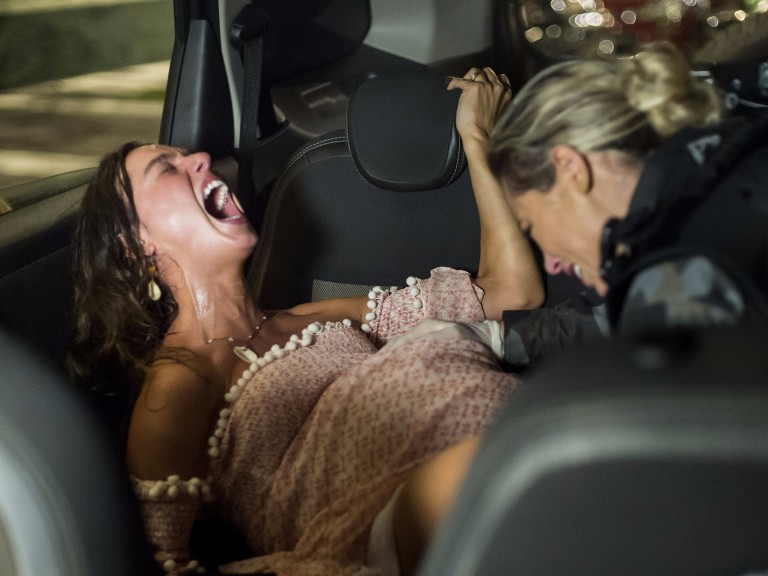 Jeiza (Paolla Oliveira) faz o parto de Ritinha (Isis Valverde) dentro de táxi durante um tiroteio