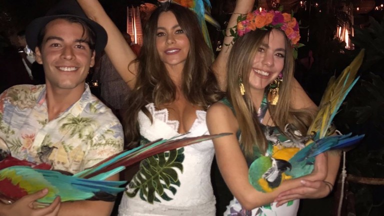 A atriz Sofia Vergara posa ao lado de amigo com araras amarradas