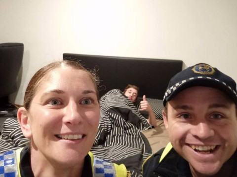 Policiais tiram selfie com bêbado depois de levá-lo para casa