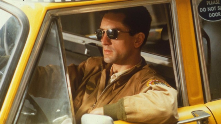 Taxi Driver(DCP, Dir.: Martin Scorsese, EUA, 1976, 115 min., 14 anos)  Copia restaurada em 4K  Travis Bickle (Robert DeNiro) eh um veterano da Guerra do Vietna que sofre de insonia e trabalha a noite 