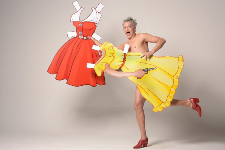 O ator Wilson de Santos interpreta protagonista mulher na peça "Brincando em Cima Daquilo" *** ****