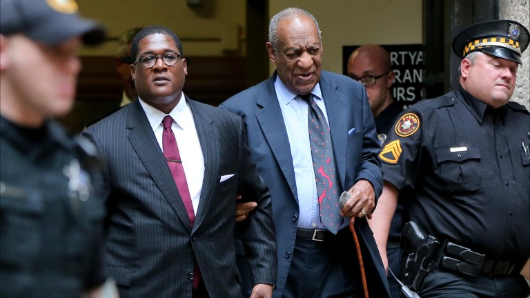 Bill Cosby deixa o Tribunal do Condado de Montgomery, na Pensilvânia, em maio