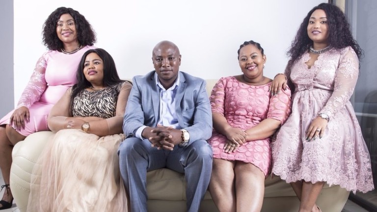 Musa Mseleku e suas quatro esposas: ele disse que é possível ser polígamo e 'atencioso', mas muitos criticam imposições feitas às mulheres