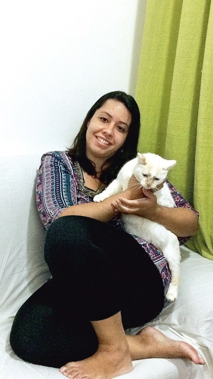 A química Gisele Ferreira de Souza Ribeiro, 32, com sua gatinha, Camila