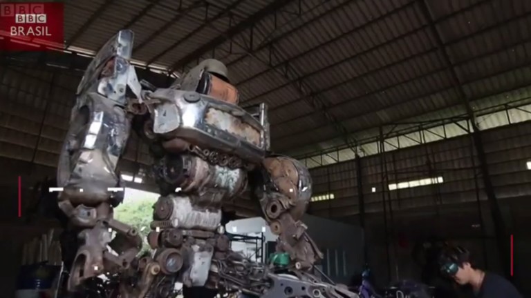 Tailandês cria "Transformers" a partir do lixo