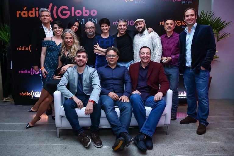Adriane Galisteu junto de outros novos apresentadores da Rádio Globo: a emissora está mudando sua 'cara'