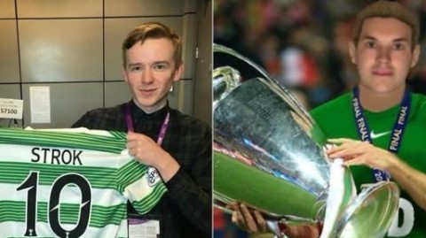 Jonny Sharples exibe uma camisa do Celtic com o nome do jogador