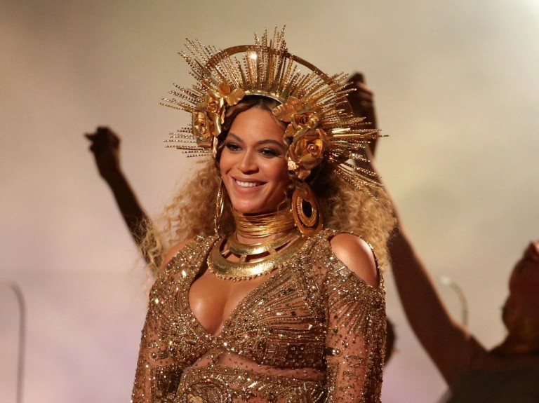 Beyoncé em fevereiro, durante apresentação grávida na cerimônia do Grammy