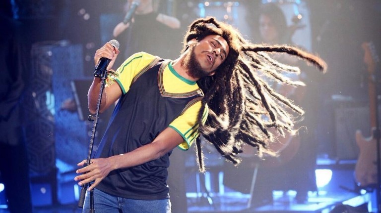 Ícaro Silva como Bob Marley no quadro "Show dos Famosos", no "Domingão do Faustão"