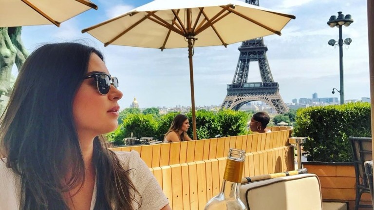 A atriz Thaila Ayala curte férias em Paris