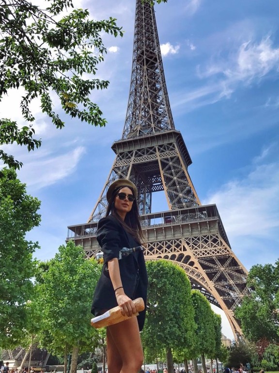 A atriz Thaila Ayala curte férias com uma amiga em Paris