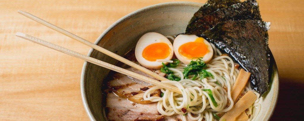 SÃO PAULO, SP, 14.11.2016 - O lámen shoyu , macarrão japonês, do restaurante Jojo Ramen na região do Paraíso em São Paulo (SP). (Foto: Thays Bittar/Folhapress) *** ****