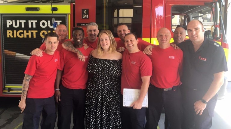 Adele visita bombeiros 