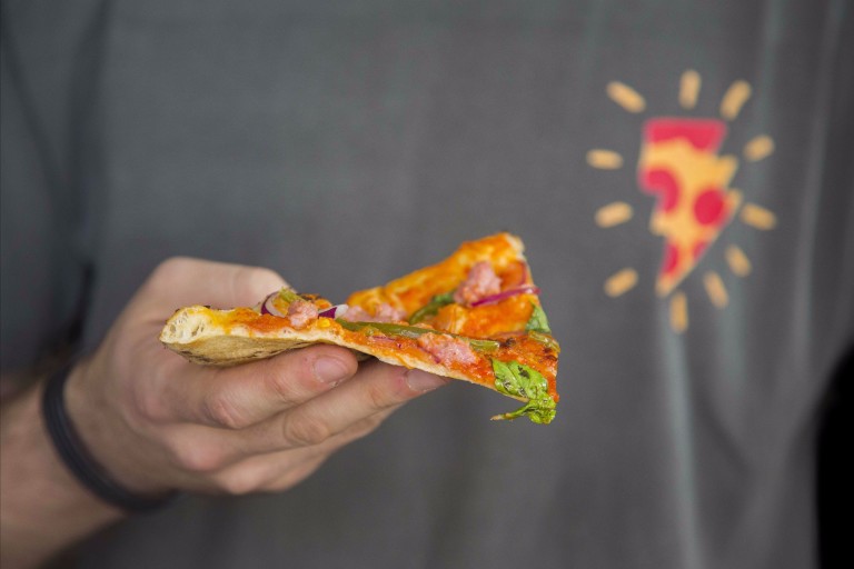 Na Bráz Elettrica, tradicional pizzaria aposta em novo modelo