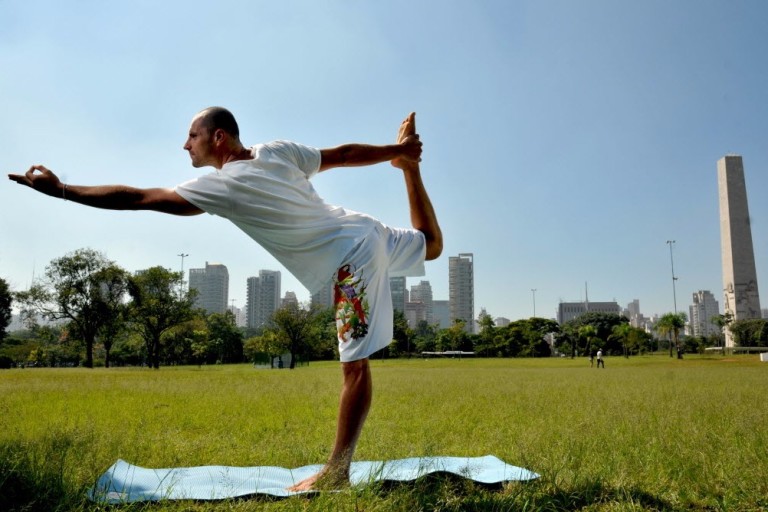Legenda: SÃO PAULO, SP, BRASIL, 09-05-2012, 11h00: O instrutor de ioga Luiz Roberto Santos, 31, se exercitando no parque do Ibirapuera, em São Paulo. (Foto: Karime Xavier/Folhapress, COTIDIANO) ***  *