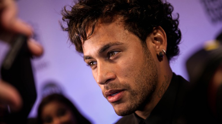 Neymar promove leilão beneficiente no Instituto Neymar Jr. 
