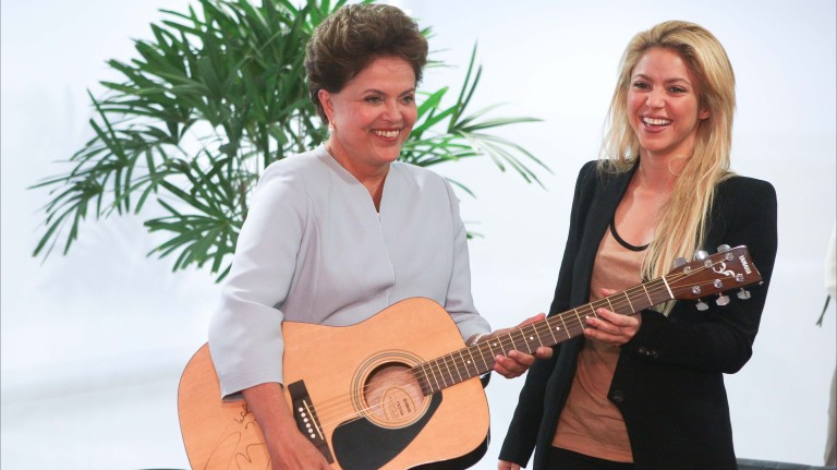 Dilma Rousseff recebe violão da cantora colombiana Shakira, em 2011