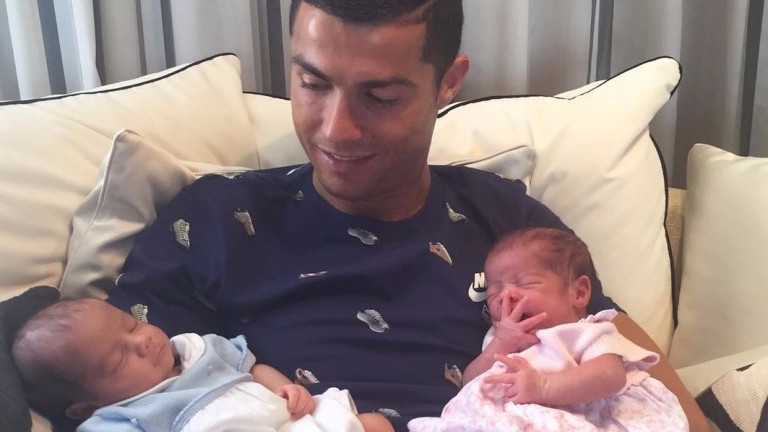 Cristiano Ronaldo divulga primeira foto dos filhos gêmeos