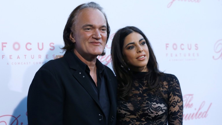 O diretor Quenton Tarantino e a namorada, Daniela Pick,  no lançamento do filme "O Estranho que Nós Amamos", em Los Angeles