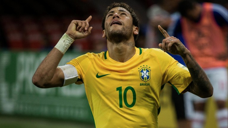O jogador Neymar comemora seu gol em partida contra Paraguai pela eliminatória da Copa-18